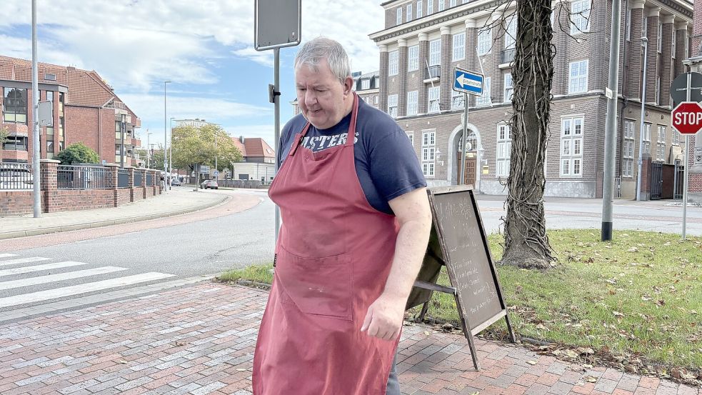 Der letzte Tag wird für Karl Smidt schwer werden: Hier baut er gerade den Mittagstisch vor dem Lokal auf. Fotos: Stephanie Schuurman