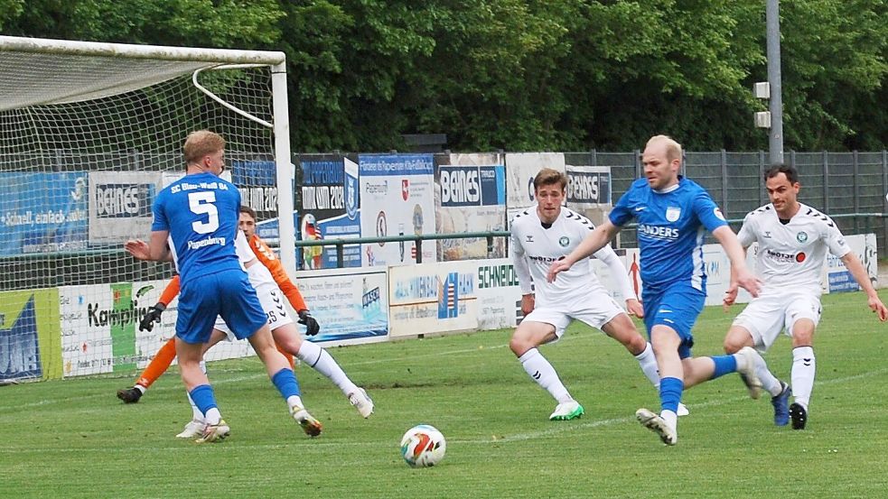 Im letzten Aufeinandertreffen gab es zwischen Papenburg (blaues Trikot) und Oldenburg ein 0:0. Foto: Marco Reemts