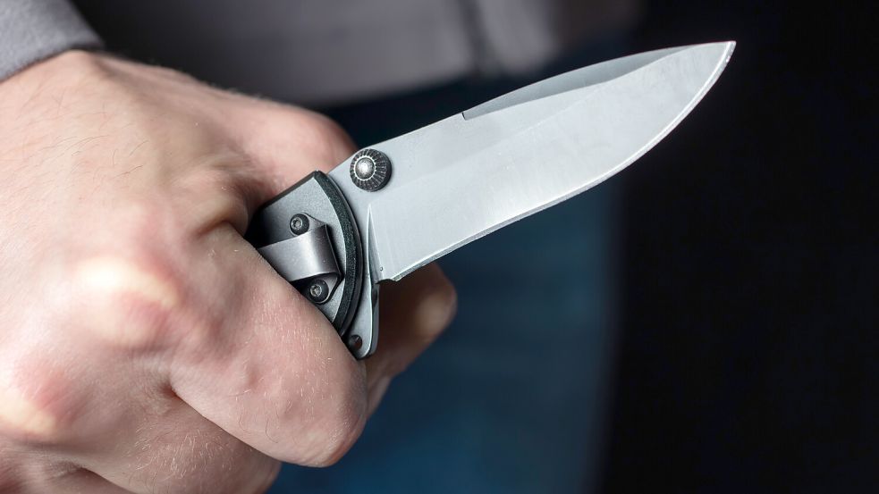Bei einem Messerangriff in Neulehe ist ein junger Rhauderfehner schwer verletzt worden. Symbolfoto: eliosdnepr/stock.adobe.com