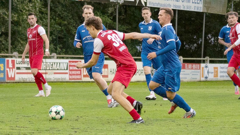 Concordia Ihrhove (rote Trikots) zitterte am Mittwoch den Sieg gegen Borssum über die Zeit. Fünf Tage später gastieren die Blau-Weißen in Westrhauderfehn. Foto: Heiner Lohmann