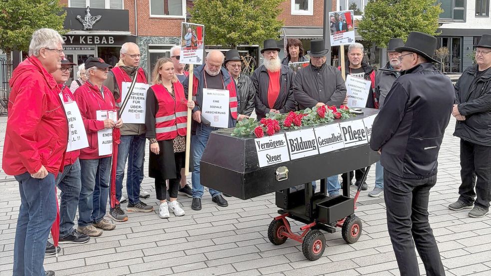 Symbolträchtig trägt die IG Metall in Emden am Freitag, 18. September 2026, den Sozialstaat zu Grabe. Foto: IG Metall Emden