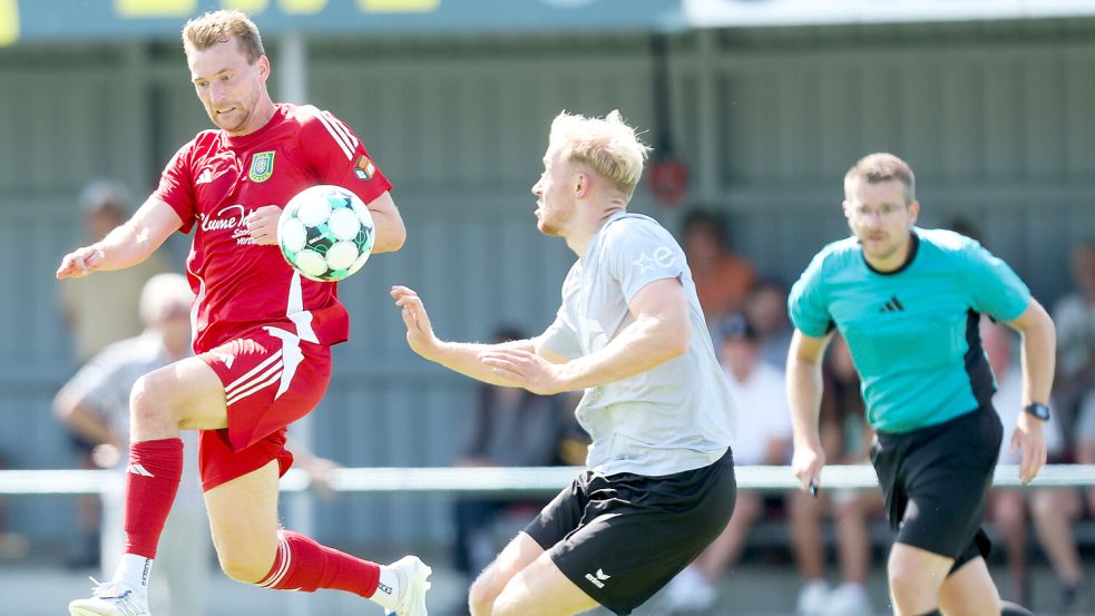 Der TuS Pewsum um Heiko Visser (links) spielt bisher eine klasse Landesliga-Runde und will auch gegen Holthausen Biene punkten. Foto: Jens Doden/ Emden