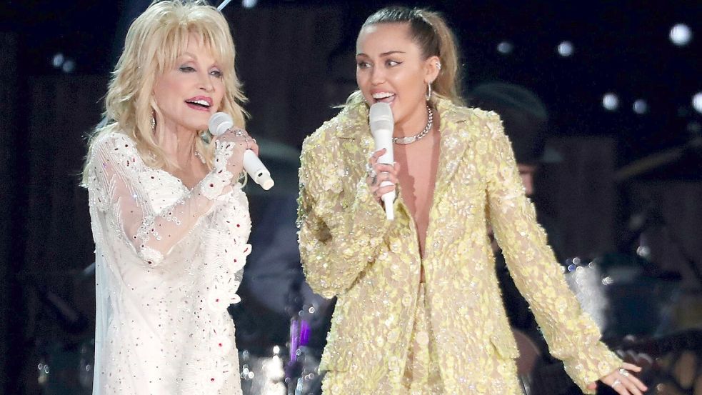 Die Sängerin Miley Cyrus mit ihrer kürzlich verstorbenen Patentante und Ikone Dolly Parton. (Archivbild) Foto: Matt Sayles/Invision/AP/dpa