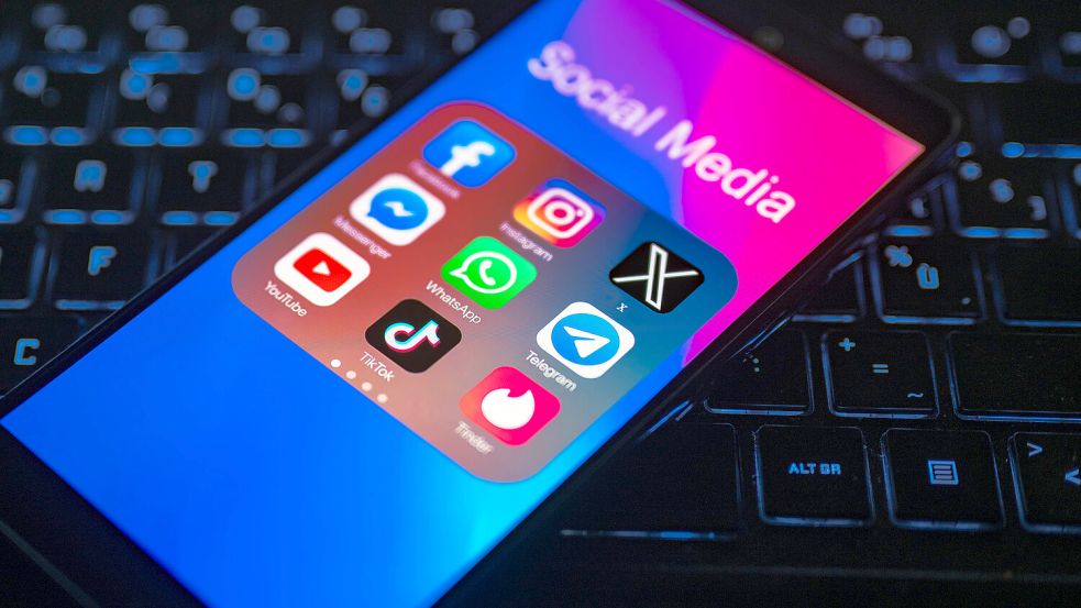 Stundenlang auf Instagram, Tiktok und Youtube - Social Media ist aus dem Leben vieler junger Menschen nicht mehr wegzudenken. Foto: IMAGO/NurPhoto