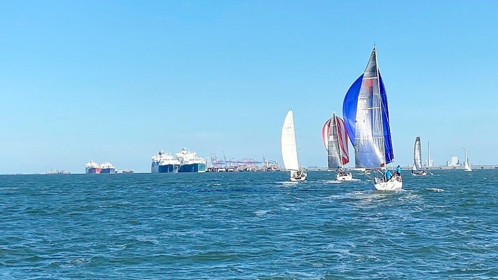 Nicht nur die Fischerei und die kommerzielle Seefahrt, sondern auch der Wassersport unterliegt insbesondere im Wattenmeer Regeln und Verboten – und deren Einhaltung wird auch intensiv kontrolliert. Foto: Melanie Hanz