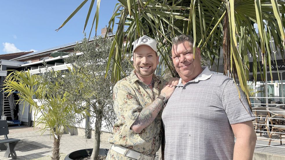 Marcel und Mario Gerdes am angelegten Strand vor ihrer Gaststätte Nordstern in Ostbense. Foto: Imke Oltmanns