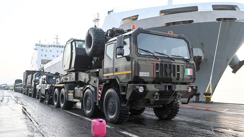 Anfang des Jahres in Emden: Italienische Soldaten treffen mit Ausrüstung und Fahrzeugen im Seehafen ein, um an der Übung Steadfast Dart 2026 teilzunehmen. Foto: diebildwerft/Imago