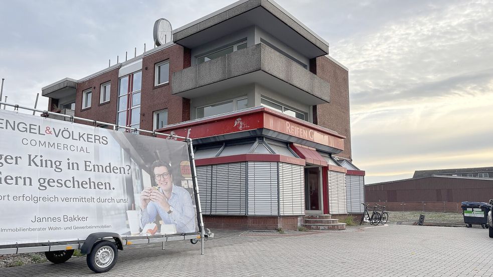 Noch wirbt der Immobilienmakler mit seinem Coup, doch die Burger-King-Baustelle stockt derzeit. Fotos: Stephanie Schuurman
