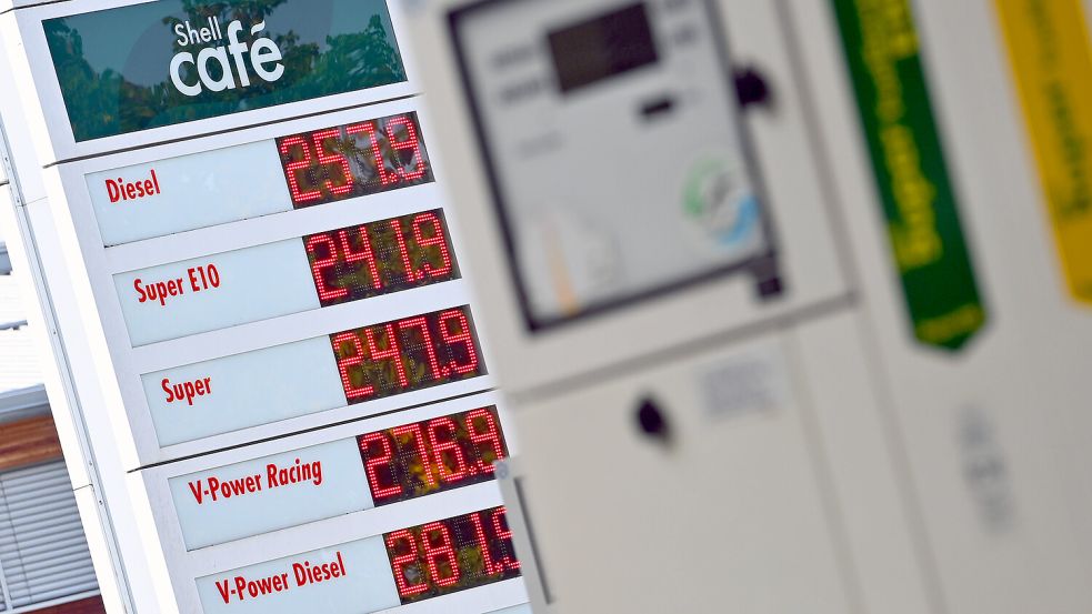 Die Diesel- und Benzinpreise bewegen sich Richtung drei Euro. Die Bundesregierung will eingreifen. Jetzt macht Mathias Middelberg (CDU) einen Vorschlag. Foto: IMAGO/Frank Hoermann/Sven Simon