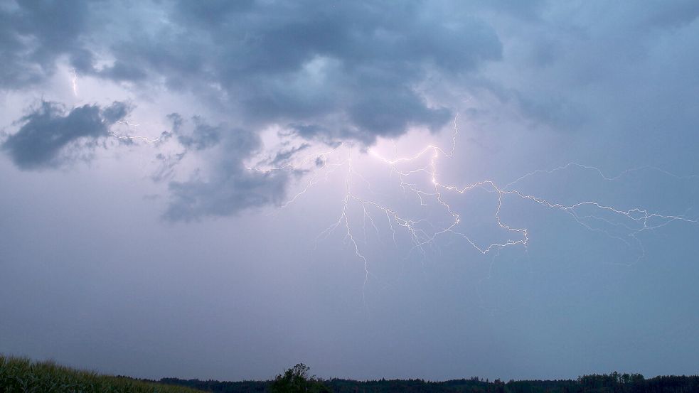 Ein Blitz zuckt bei einem Sommergewitter am abendlichen Himmel. In der Krummhörn waren in den Sommermonaten Juni, Juli und August am häufigsten Blitze zu sehen. Foto: Alexander Wolf/onw-images/DPA