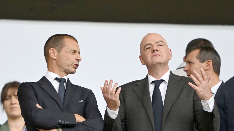 Der Machtkampf der UEFA gegen FIFA-Boss Infantino (r) geht weiter. (Archivbild) Foto: Robert Michael