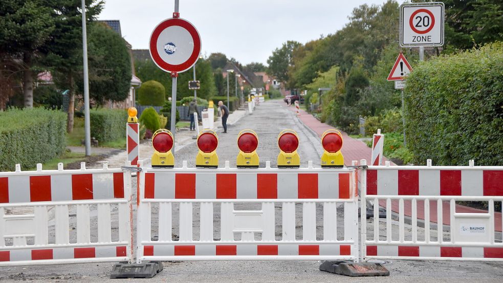 Absperrungen an Baustellen, wie hier derzeit am Sträkweg in Leezdorf, werden häufig von Autofahrern ignoriert. Foto: Thomas Dirks