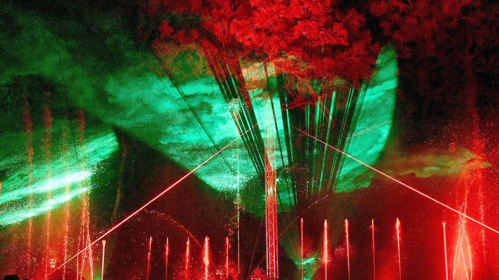 Eine Wassershow mit bunter Beleuchtung sorgt bei "Flammen im Oldersumer Park" für besondere Momente. Foto: Melchert Stromann