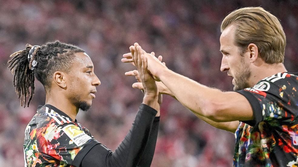 Das Münchner Fünf-Tore-Duo: Michael Olise (l) und Harry Kane feiern sich.  Foto: Harry Langer/dpa