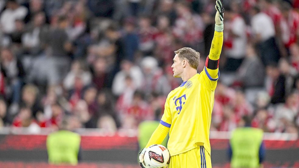 Der FC Bayern um Kapitän Neuer ist auf Platz eins - zumindest für eine Nacht. Foto: Harry Langer/dpa