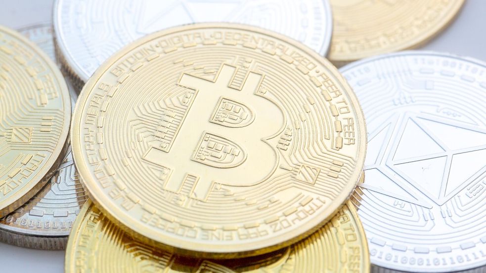Die Kurse von Kryptowerten wie Bitcoin und Ether schwanken stark, Kritiker warnen regelmäßig vor Spekulationsblasen. Doch das Interesse ist groß. (Symbolbild) Foto: Fernando Gutierrez-Juarez/dpa