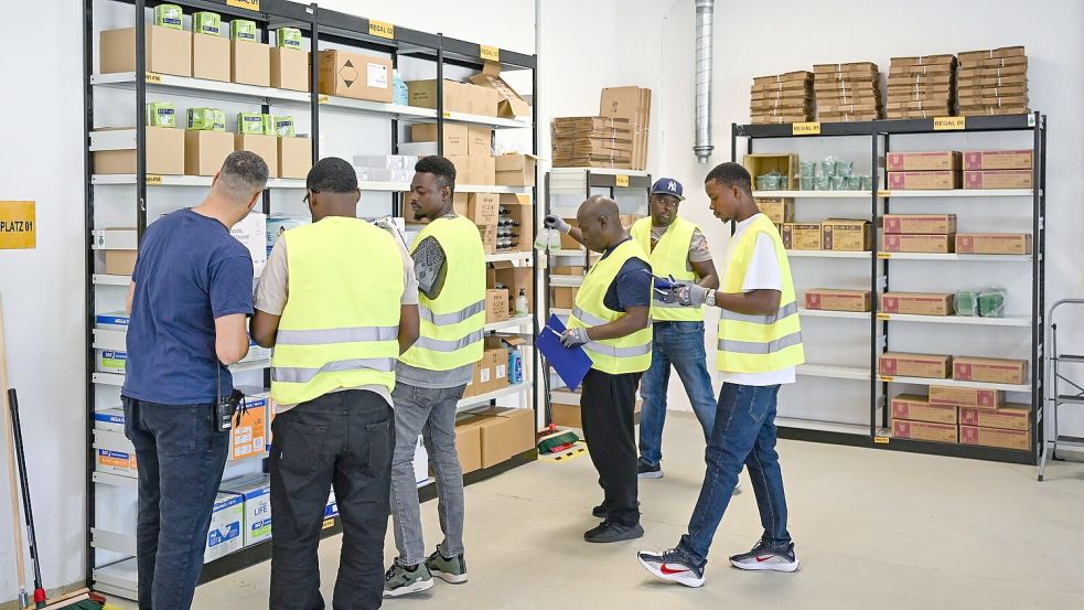 Viel ist in den vergangenen zehn Jahren über den sogenannten Spurwechsel vom Asylverfahren in die Erwerbsmigration gestritten worden. In Branchen wie Gastronomie, Pflege, Transport und Logistik herrscht Arbeitskräftemangel. (Symbolbild) Foto: Patrick Pleul/dpa