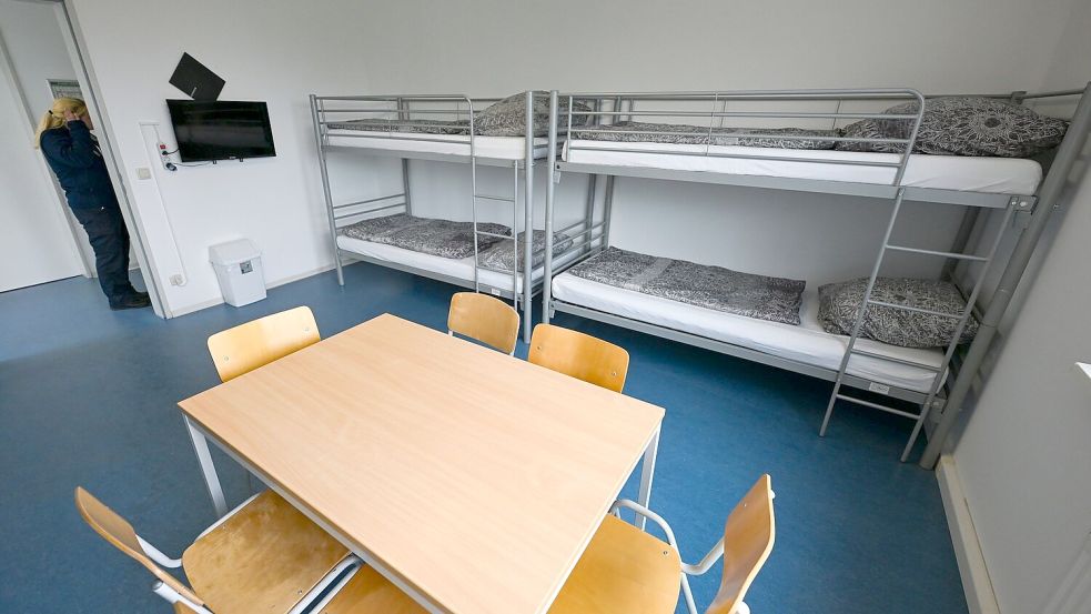 EU-Außengrenzverfahren nach den neuen europäischen Regeln gibt es in Deutschland, das mitten in Europa liegt, nur für Menschen, die unerlaubt über Flughäfen oder Seehäfen einreisen. (Archivbild) Foto: Jens Kalaene/dpa