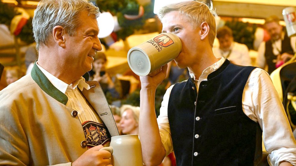 Markus Söder (l.) und Dominik Krause haben das Oktoberfest eröffnet. Foto: Sven Hoppe/dpa