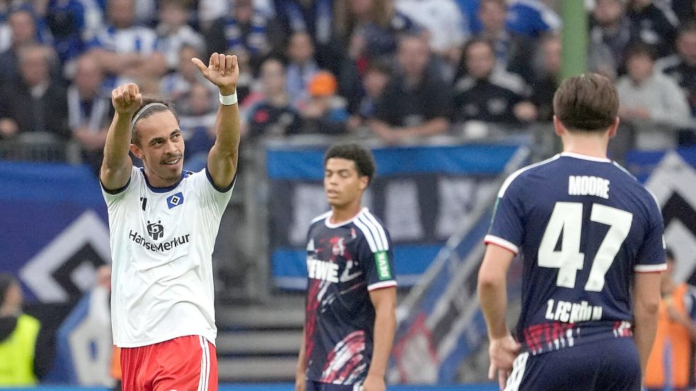 Jubel über das 2:0: HSV-Torschütze Yussuf Poulsen (l).  Foto: Marcus Brandt/dpa