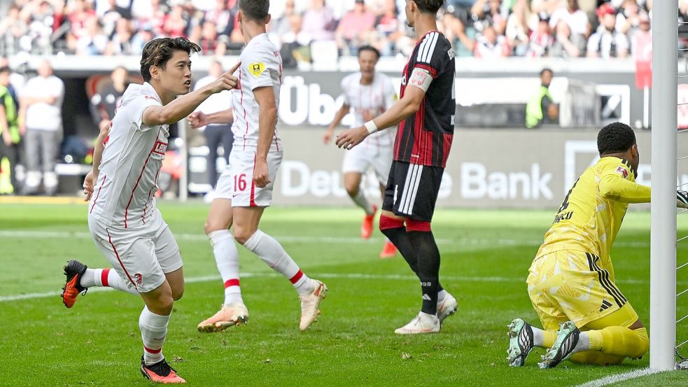 Machtlos beim 2:2 durch Suzuki: Noah Atubolu im Eintracht-Tor. Foto: Florian Wiegand/dpa