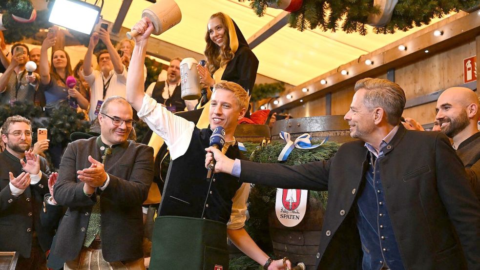 Zwei Schläge reichen: Oberbürgermeister Dominik Krause beim Anstich.  Foto: Sven Hoppe/dpa