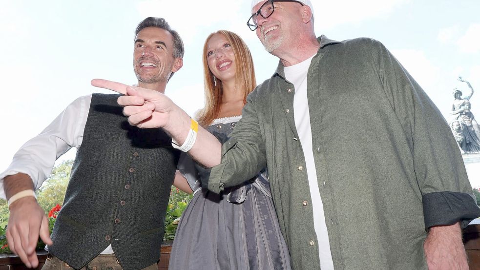 Eine Wiesn ohne Promis? Geht nicht. Hier lächeln Florian Silbereisen, Anna Ermakova und DJ Ötzi. Foto: Karl-Josef Hildenbrand/dpa
