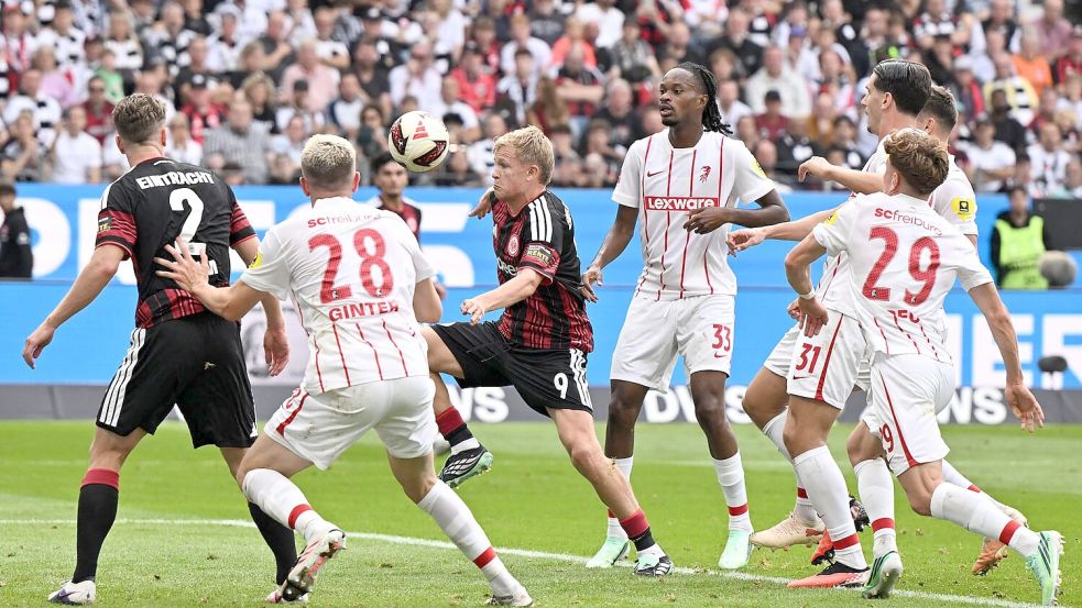 Der SC Freiburg musste bei Eintracht Frankfurt hart kämpfen. Foto: Florian Wiegand/dpa