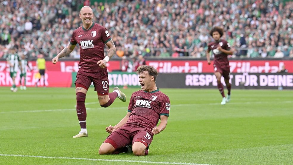 Robin Fellhauer vom FC Augsburg jubelt nach seinem Tor in Bremen.   Foto: David Inderlied/dpa