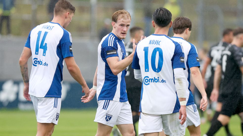Theo Schröder (Mitte) traf gegen die FSV Schöningen zum zwischenzeitlichen 2:0. Semin Kojic erzielte das 3:0. Foto: Jens Doden/Emden