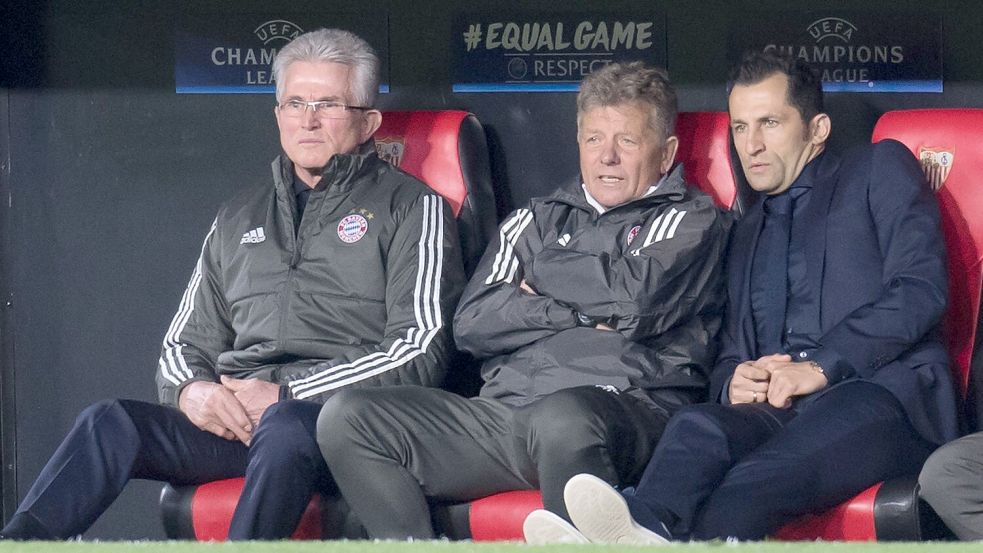 Jupp Heynckes (l) neben seinem damaligen Co-Trainer Peter Hermann. (Archivbild) Foto: Sven Hoppe/dpa