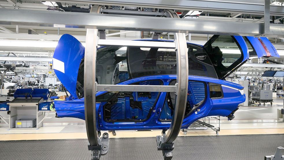 Der Umsatz von Volkswagen, Mercedes-Benz und BMW ist im ersten Halbjahr gesunken. (Archivbild) Foto: Lukas Barth-Tuttas/dpa