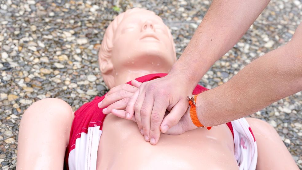 Mit der Herzdruckmassage kann bei einem Herz-Kreislauf-Stillstand das Leben der Betroffenen gerettet werden. (Symbolbild) Foto: Soeren Stache/dpa