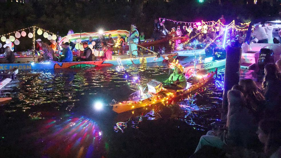 Die traditionelle Lampionfahrt eröffnete auch in diesem Jahr das Wochenende von „Emden Rund“. Fotos: Jens Doden/Emden