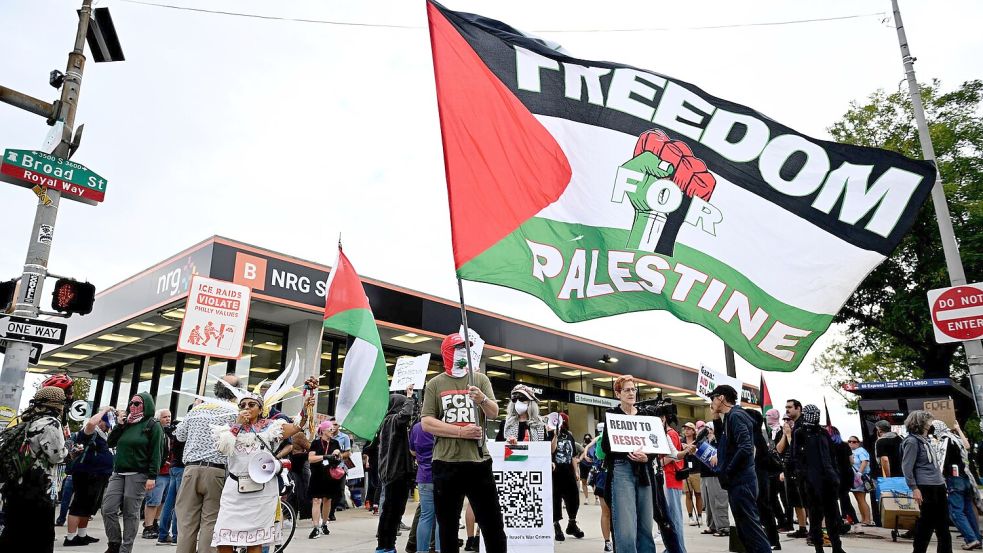 Vor dem Stadion, in dem das Konzert stattfand, hatten sich propalästinensische Demonstranten versammelt.  Foto: Allie Ippolito/AP/dpa