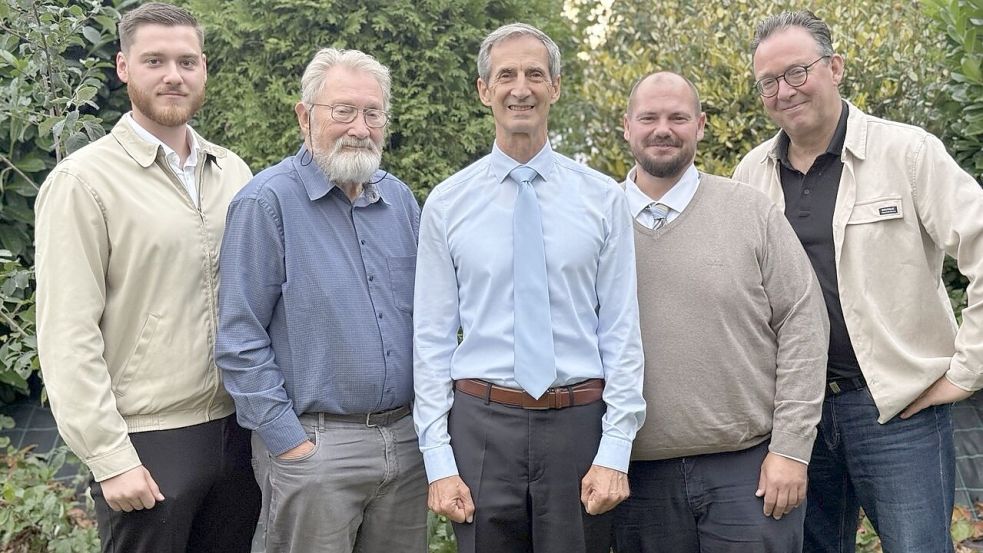 Der neu gewählte Vorstand der AfD im Kreis Leer hat sich auf Facebook vorgestellt. Jannik Körte (links) und Arno Arndt (Mitte) verwenden in ihrer Vorstellung das Schlagwort "Migration beenden". Foto: AfD/privat