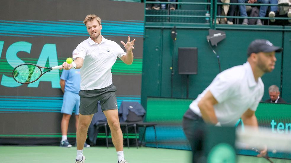 Kevin Krawietz und Tim Pütz haben Deutschland im Davis Cup in Führung gebracht. Foto: Christoph Reichwein/dpa
