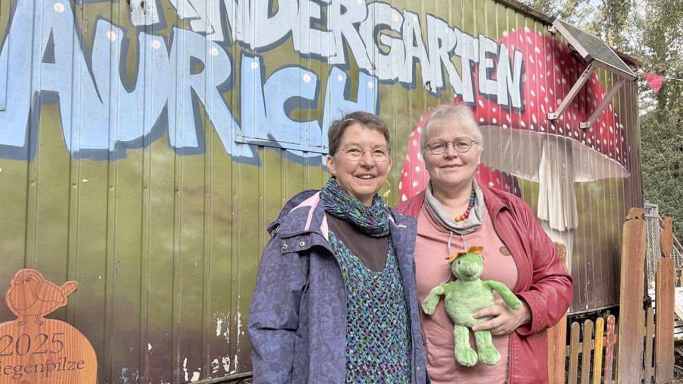 Gründungsmitglieder Anke Kahle (links) und Waltraud Campen mit Maskottchen „Knut“ erinnern sich an die Anfänge des Waldkindergartens Aurich. Foto: Christin Wetzel