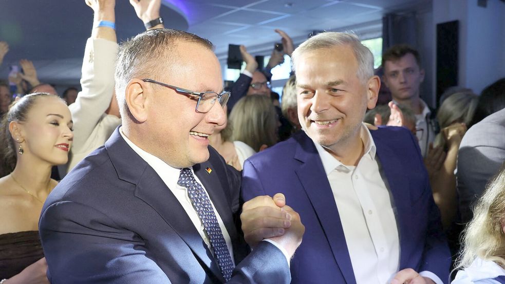 AfD-Co-Chef Tino Chruppalla (links) spricht von einem „sensationellen Ergebnis“ für seine Partei und feiert mit Mecklenburg-Vorpommerns AfD-Wahlsieger Leif-Erik Holm.  Foto: Jens Büttner/dpa
