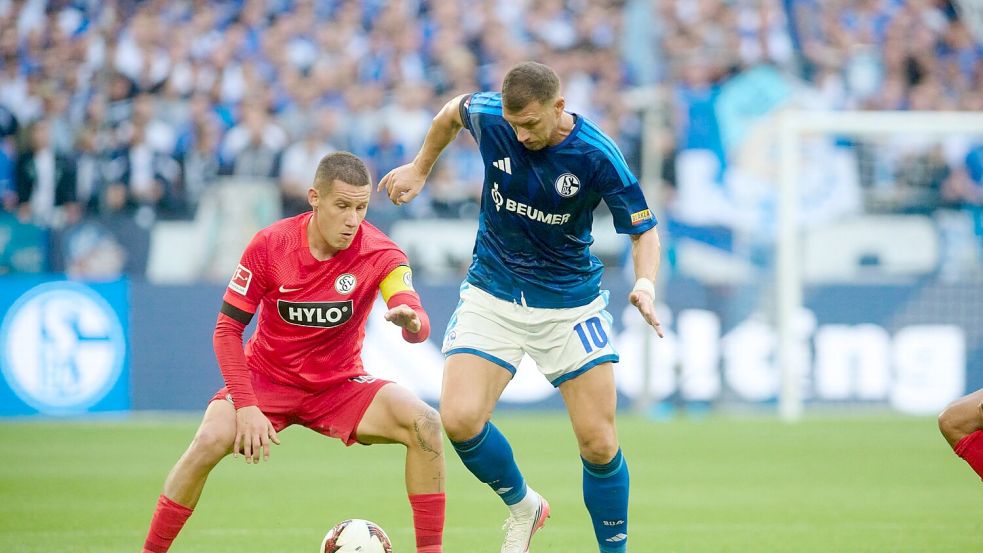 Edin Dzeko (r) wurde von seinen Mitspielern immer wieder in den Spielaufbau einbezogen. Foto: Bernd Thissen/dpa