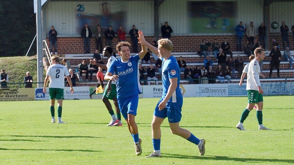 Papenburg hat am Sonntag gleich fünf Mal Grund zum Jubeln. Hier freuen sich Mathis Antoni (links) und Jonas Korte über das 3:1. Foto: Marco Reemts
