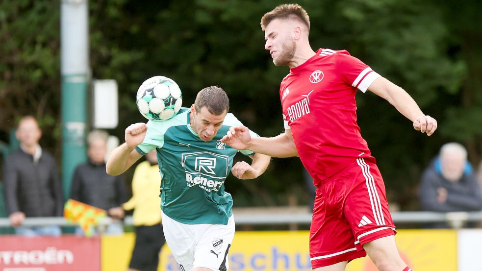 GW Firrel (links Michael Olbrys) besiegte den TV Bunde am Sonntag mit 6:0. Foto: Jens Doden/ Emden