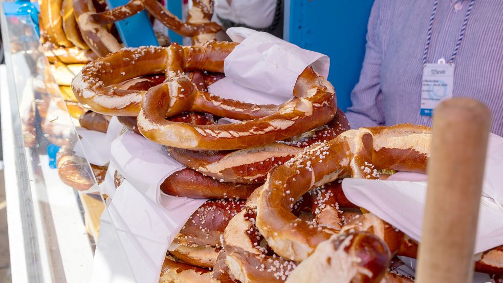 Vielleicht hat der Job ihm das Leben gerettet: Ein Brezenverkäufer meldete sich mit uneindeutigen Symptomen bei den Sanitätern. Foto: IMAGO/Michael Bihlmayer