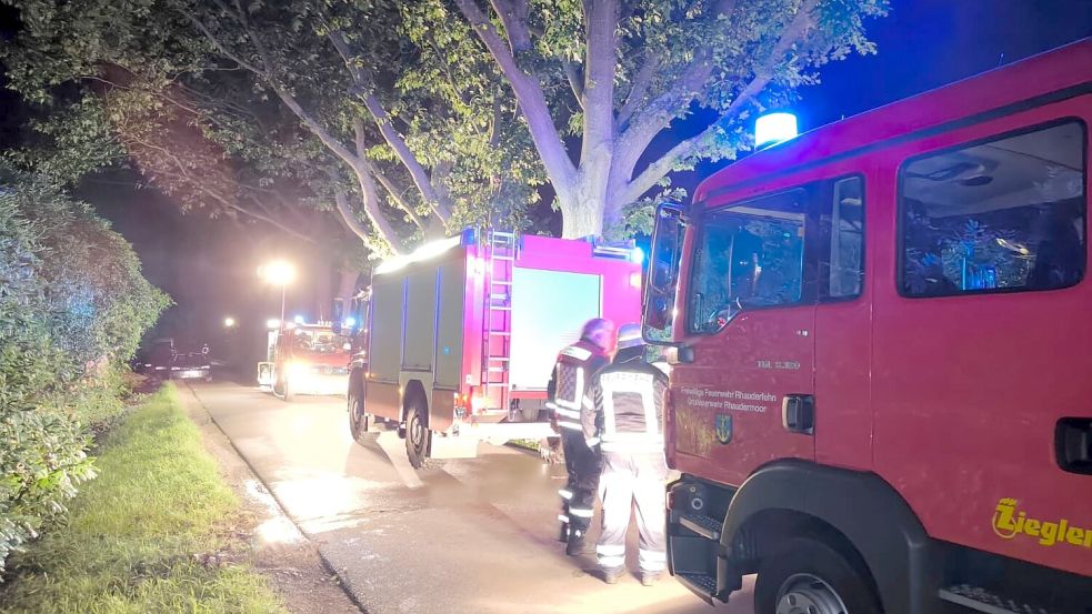 Mehrere Feuerwehren aus der Gemeinde Rhauderfehn waren am Sonntagabend schnell am Einsatzort. Foto: Daniel Grüneke