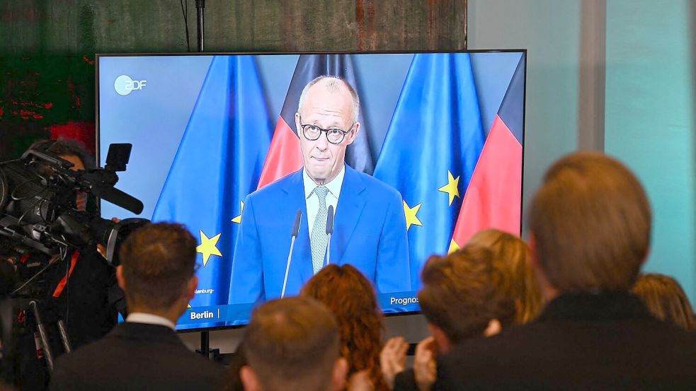 Das Statement des Kanzlers wurde auf der CDU-Wahlparty im Berliner Abgeordnetenhaus übertragen. Foto: Bernd von Jutrczenka/dpa
