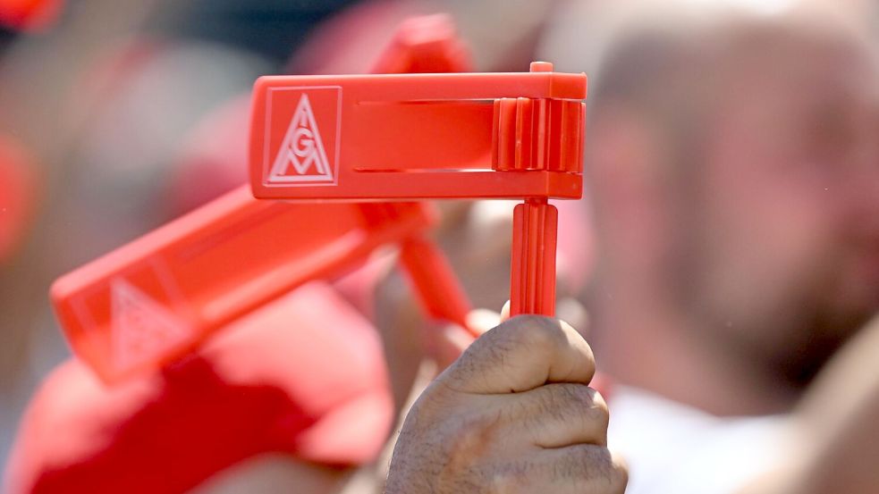 Unter dem Titel „Zukunft statt Kahlschlag - Zusammenhalt ist unsere stärkste Marke“ trommelt die IG Metall bundesweit zu Protestaktionen. (Symbolbild) Foto: Bernd Weißbrod/dpa