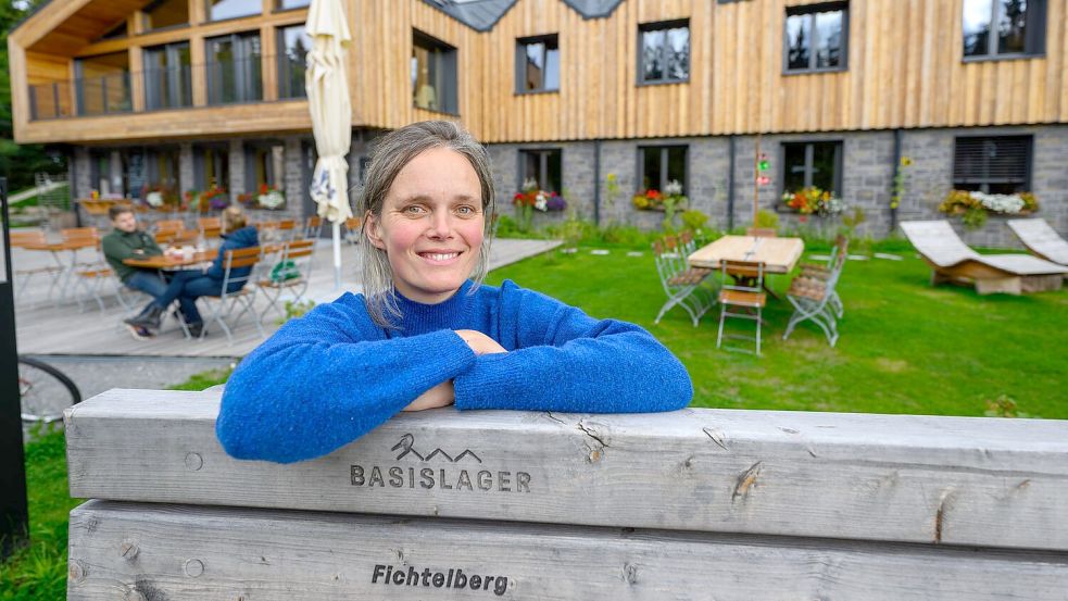 Natascha Heinrich führt das Hotel „Basislager Fichtelberg“ in Oberwiesenthal. Die Region präsentiert sich diese Tage als Mekka für Wanderer. Foto: Hendrik Schmidt/dpa