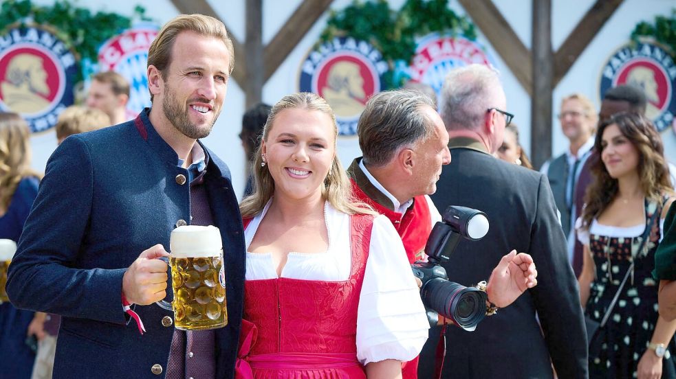 Harry Kane und seine Frau beim Besuch des Okterberfests. Foto: Sven Hoppe/dpa