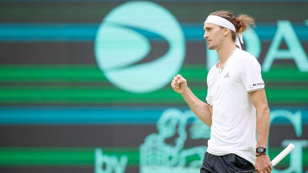 Alexander Zverev bejubelt den Sieg gegen Kroatien im Davis Cup. Foto: Christoph Reichwein/dpa