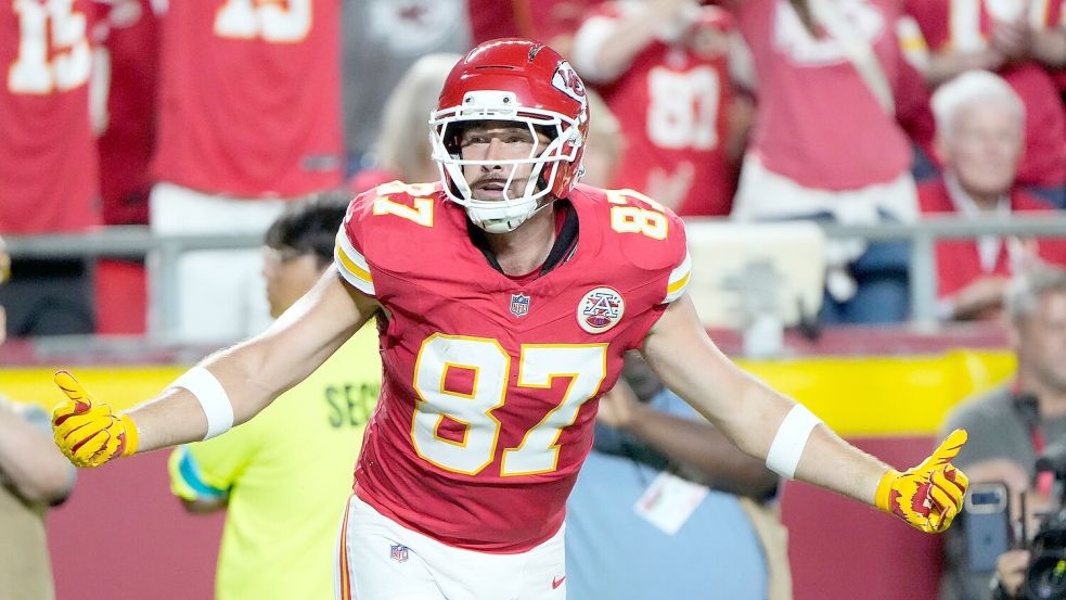 Travis Kelce jubelte über einen Touchdown und einen guten Auftritt. Foto: Charlie Riedel/AP/dpa